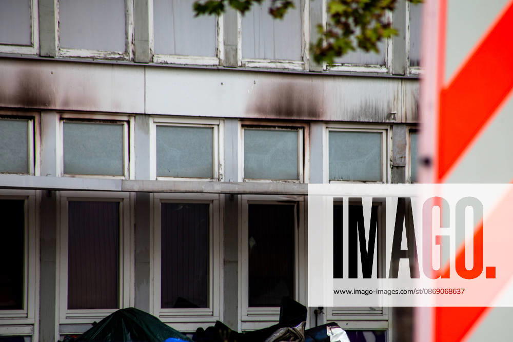 Schul Hilfe in Flammen: Nachts brennt in Frankfurt-Dornbusch das Lager der Initiative Frankfurt for Ukraine – über 100 Einsatzkräfte kämpfen gegen das Feuer - Kriminalpolizei Ermittelt 7aIMG: 0576531 Schul Hilfe in Flammen: Nachts brennt in Frankfurt-Dornbusch das Lager der Initiative Frankfurt for Ukraine – über 100 Einsatzkräfte kämpfen gegen das Feuer - Kriminalpolizei ErmitteltHessen, Frankfurt am Main, Deutschland