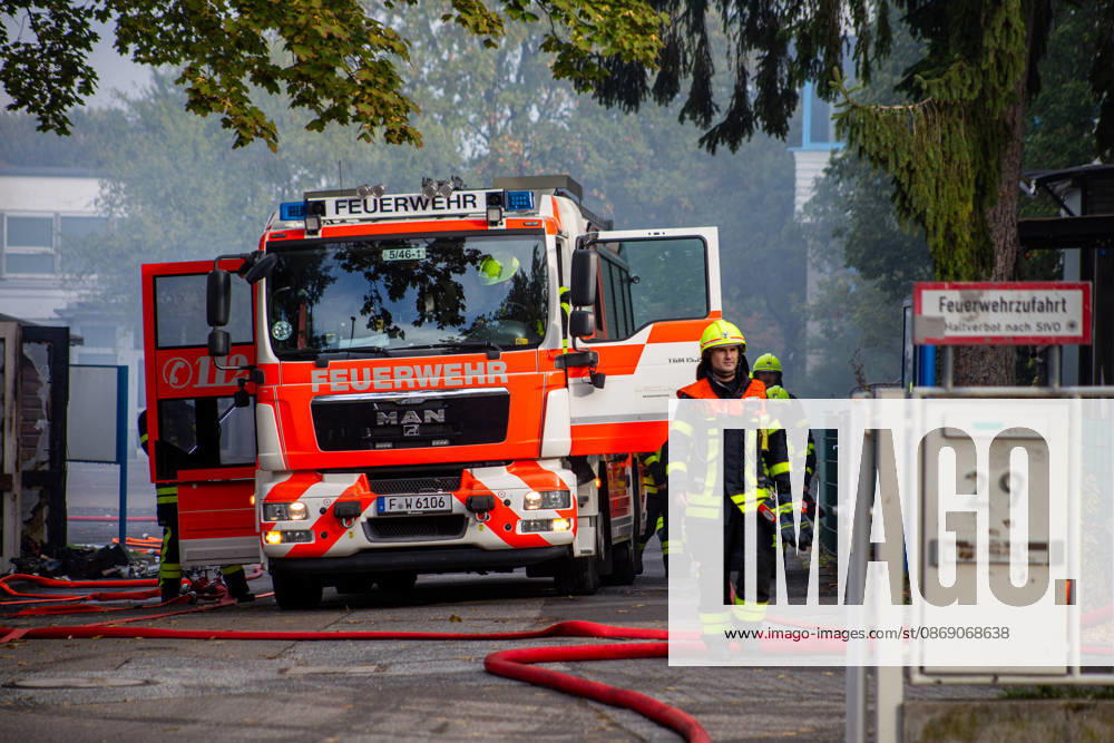 Schul Hilfe in Flammen: Nachts brennt in Frankfurt-Dornbusch das Lager der Initiative Frankfurt for Ukraine – über 100 Einsatzkräfte kämpfen gegen das Feuer - Kriminalpolizei Ermittelt 7aIMG: 0576532 Schul Hilfe in Flammen: Nachts brennt in Frankfurt-Dornbusch das Lager der Initiative Frankfurt for Ukraine – über 100 Einsatzkräfte kämpfen gegen das Feuer - Kriminalpolizei ErmitteltHessen, Frankfurt am Main, Deutschland