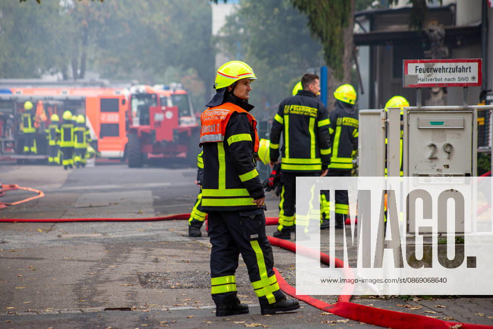 Schul Hilfe in Flammen: Nachts brennt in Frankfurt-Dornbusch das Lager der Initiative Frankfurt for Ukraine – über 100 Einsatzkräfte kämpfen gegen das Feuer - Kriminalpolizei Ermittelt 7aIMG: 0576534 Schul Hilfe in Flammen: Nachts brennt in Frankfurt-Dornbusch das Lager der Initiative Frankfurt for Ukraine – über 100 Einsatzkräfte kämpfen gegen das Feuer - Kriminalpolizei ErmitteltHessen, Frankfurt am Main, Deutschland