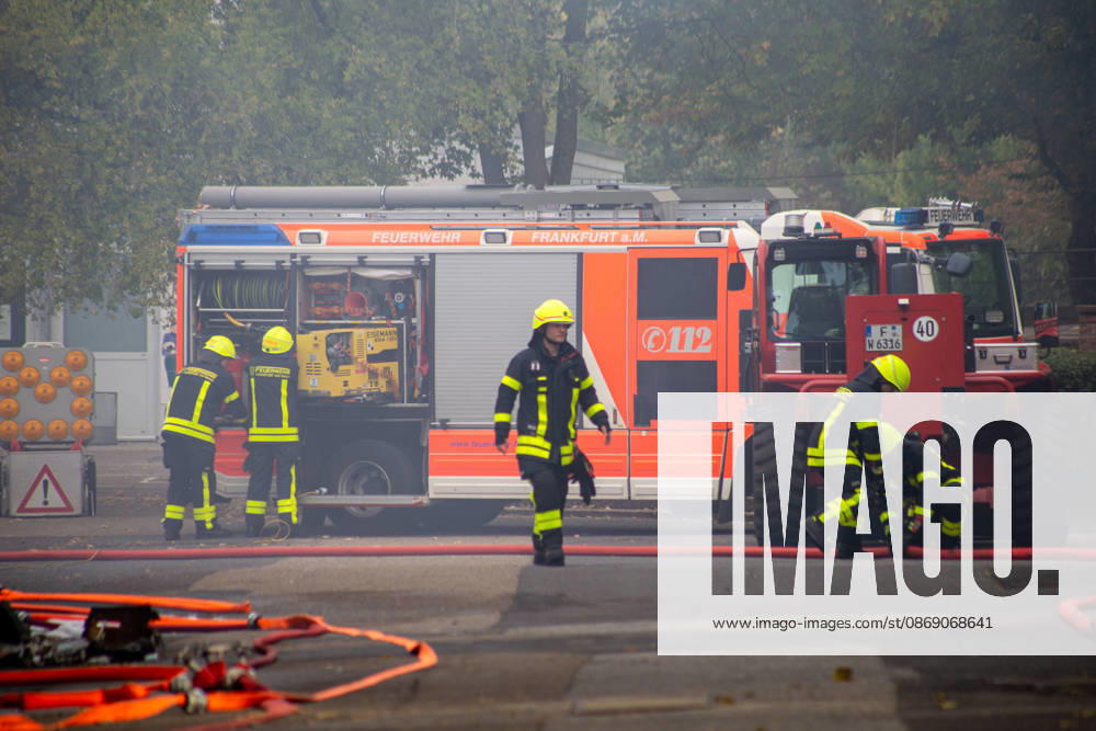 Schul Hilfe in Flammen: Nachts brennt in Frankfurt-Dornbusch das Lager der Initiative Frankfurt for Ukraine – über 100 Einsatzkräfte kämpfen gegen das Feuer - Kriminalpolizei Ermittelt 7aIMG: 0576535 Schul Hilfe in Flammen: Nachts brennt in Frankfurt-Dornbusch das Lager der Initiative Frankfurt for Ukraine – über 100 Einsatzkräfte kämpfen gegen das Feuer - Kriminalpolizei ErmitteltHessen, Frankfurt am Main, Deutschland