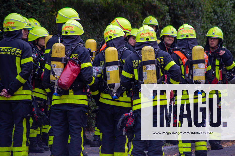 Schul Hilfe in Flammen: Nachts brennt in Frankfurt-Dornbusch das Lager der Initiative Frankfurt for Ukraine – über 100 Einsatzkräfte kämpfen gegen das Feuer - Kriminalpolizei Ermittelt 7aIMG: 0576536 Schul Hilfe in Flammen: Nachts brennt in Frankfurt-Dornbusch das Lager der Initiative Frankfurt for Ukraine – über 100 Einsatzkräfte kämpfen gegen das Feuer - Kriminalpolizei ErmitteltHessen, Frankfurt am Main, Deutschland