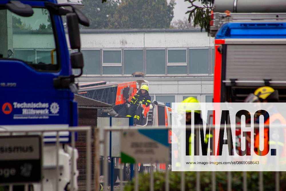 Schul Hilfe in Flammen: Nachts brennt in Frankfurt-Dornbusch das Lager der Initiative Frankfurt for Ukraine – über 100 Einsatzkräfte kämpfen gegen das Feuer - Kriminalpolizei Ermittelt 7aIMG: 0576537 Schul Hilfe in Flammen: Nachts brennt in Frankfurt-Dornbusch das Lager der Initiative Frankfurt for Ukraine – über 100 Einsatzkräfte kämpfen gegen das Feuer - Kriminalpolizei ErmitteltHessen, Frankfurt am Main, Deutschland
