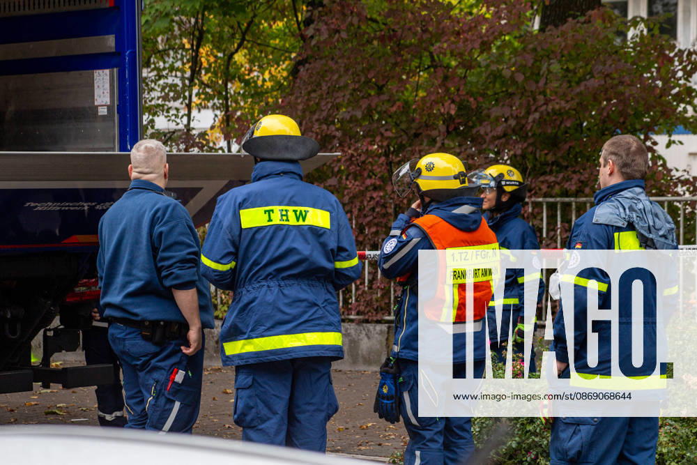 Schul Hilfe in Flammen: Nachts brennt in Frankfurt-Dornbusch das Lager der Initiative Frankfurt for Ukraine – über 100 Einsatzkräfte kämpfen gegen das Feuer - Kriminalpolizei Ermittelt 7aIMG: 0576538 Schul Hilfe in Flammen: Nachts brennt in Frankfurt-Dornbusch das Lager der Initiative Frankfurt for Ukraine – über 100 Einsatzkräfte kämpfen gegen das Feuer - Kriminalpolizei ErmitteltHessen, Frankfurt am Main, Deutschland