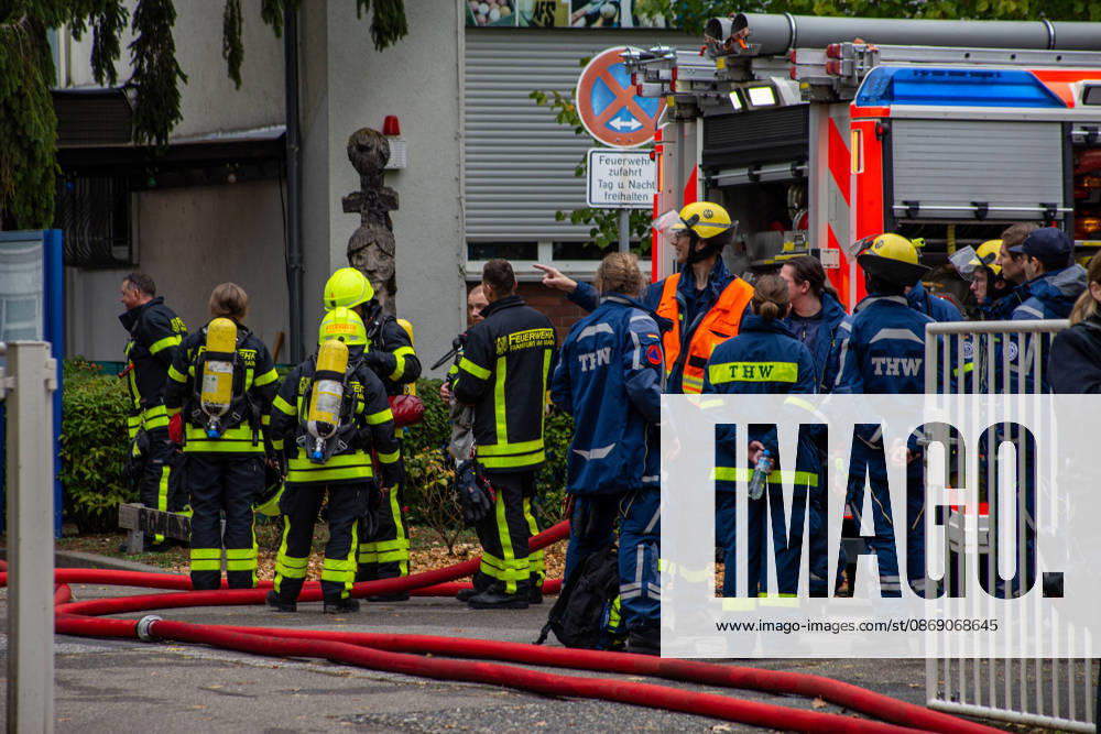 Schul Hilfe in Flammen: Nachts brennt in Frankfurt-Dornbusch das Lager der Initiative Frankfurt for Ukraine – über 100 Einsatzkräfte kämpfen gegen das Feuer - Kriminalpolizei Ermittelt 7aIMG: 0576539 Schul Hilfe in Flammen: Nachts brennt in Frankfurt-Dornbusch das Lager der Initiative Frankfurt for Ukraine – über 100 Einsatzkräfte kämpfen gegen das Feuer - Kriminalpolizei ErmitteltHessen, Frankfurt am Main, Deutschland