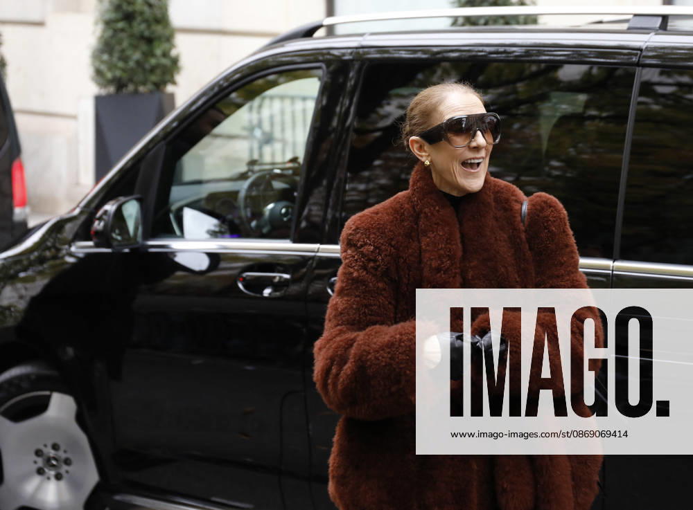 Céline Dion greets her fans as she leaves the Royal Monceau hotel in Paris, before heading to La Plenitude Arena in Paris La Défense to continue her concert series on October 9, 2026. The night before, the Quebec star stumbled on stage and then forgot some of the lyrics to her song, Pour que tu m’aimes encore during the finale of her show. Marc Ausset Lacroix, Bestimage. Céline Dion greets fans as she leaves the Royal Monceau Hotel in Paris, before heading to the Paris La Défense Arena to continue her concert series on October 9, 2026. The previous evening, the Quebec star stumbled on stage and forgot some of the lyrics to her song Pour que tu m’aimes encore during the show’s finale. Paris, France