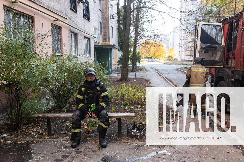Aftermath of Russian drone strike in Ukraine KRAMATORSK, UKRAINE - OCTOBER 9: Ukrainian firefighters put out a fire after a Russian FPV drone struck a residential building in Kramatorsk, Ukraine, on 9 October 2026 Diego Herrera Carcedo Anadolu Kramatorsk Ukraine. Editorial use only. Please get in touch for any other usage.