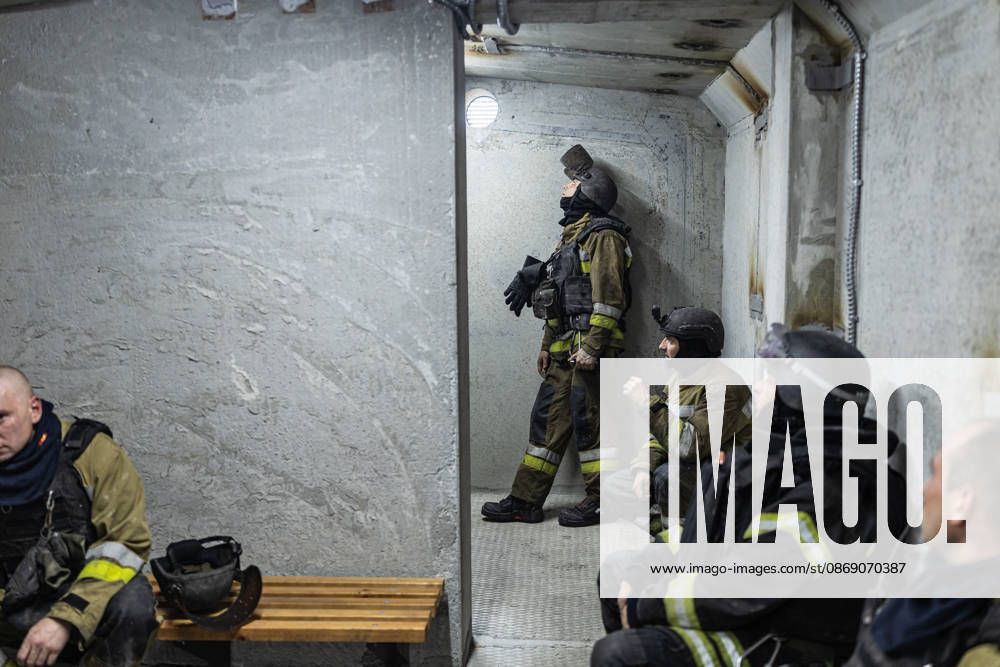 Aftermath of Russian drone strike in Ukraine KRAMATORSK, UKRAINE - OCTOBER 9: Ukrainian firefighters take shelter in a refuge whilst fighting a fire in a residential area after hearing Russian drones, in Kramatorsk, Ukraine, 9 October 2026 Diego Herrera Carcedo Anadolu Kramatorsk Ukraine. Editorial use only. Please get in touch for any other usage.