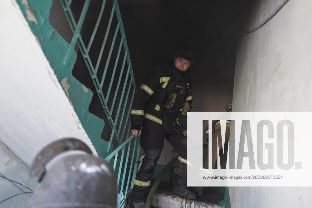Aftermath of Russian drone strike in Ukraine KRAMATORSK, UKRAINE - OCTOBER 9: Ukrainian firefighters put out a fire after a Russian FPV drone struck a residential building in Kramatorsk, Ukraine, on 9 October 2026 Diego Herrera Carcedo Anadolu Kramatorsk Ukraine. Editorial use only. Please get in touch for any other usage.