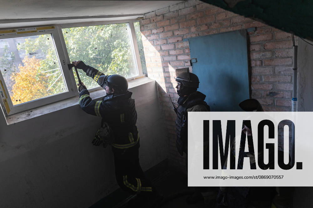 Aftermath of Russian drone strike in Ukraine KRAMATORSK, UKRAINE - OCTOBER 9: Ukrainian firefighters put out a fire after a Russian FPV drone struck a residential building in Kramatorsk, Ukraine, on 9 October 2026 Diego Herrera Carcedo Anadolu Kramatorsk Ukraine. Editorial use only. Please get in touch for any other usage.