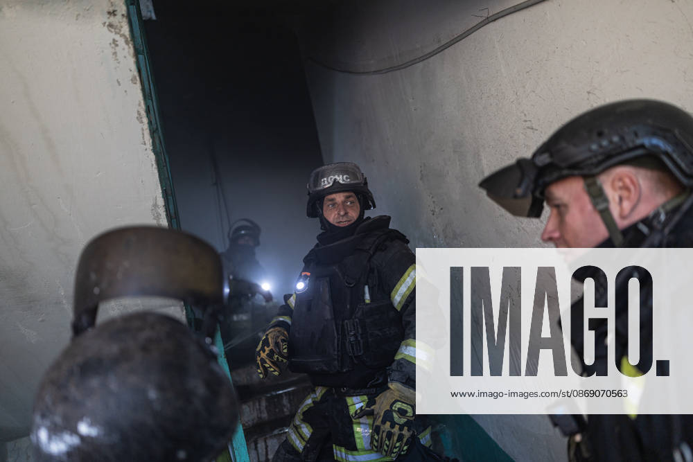 Aftermath of Russian drone strike in Ukraine KRAMATORSK, UKRAINE - OCTOBER 9: Ukrainian firefighters put out a fire after a Russian FPV drone struck a residential building in Kramatorsk, Ukraine, on 9 October 2026 Diego Herrera Carcedo Anadolu Kramatorsk Ukraine. Editorial use only. Please get in touch for any other usage.