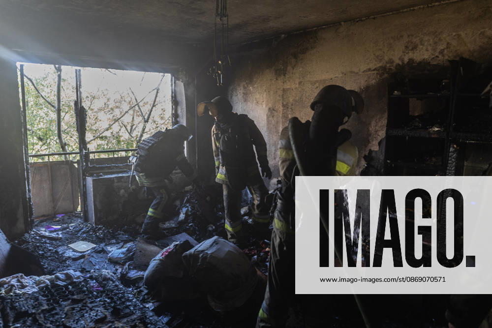 Aftermath of Russian drone strike in Ukraine KRAMATORSK, UKRAINE - OCTOBER 9: Ukrainian firefighters put out a fire after a Russian FPV drone struck a residential building in Kramatorsk, Ukraine, on 9 October 2026 Diego Herrera Carcedo Anadolu Kramatorsk Ukraine. Editorial use only. Please get in touch for any other usage.