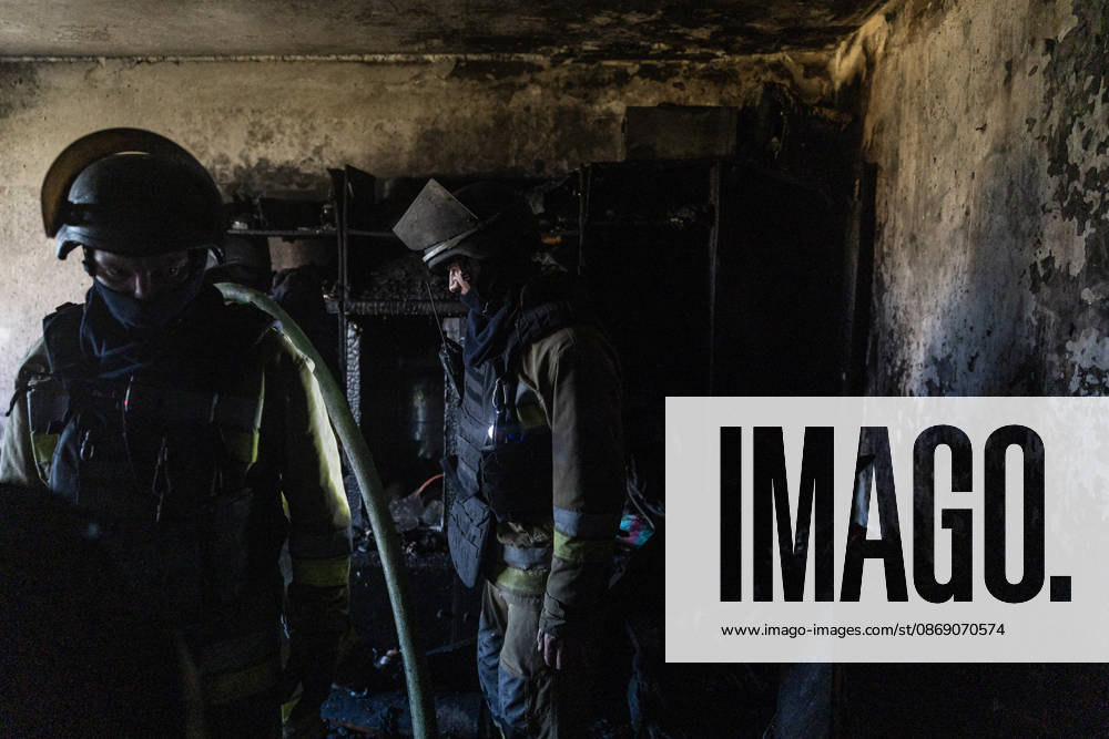 Aftermath of Russian drone strike in Ukraine KRAMATORSK, UKRAINE - OCTOBER 9: Ukrainian firefighters put out a fire after a Russian FPV drone struck a residential building in Kramatorsk, Ukraine, on 9 October 2026 Diego Herrera Carcedo Anadolu Kramatorsk Ukraine. Editorial use only. Please get in touch for any other usage.