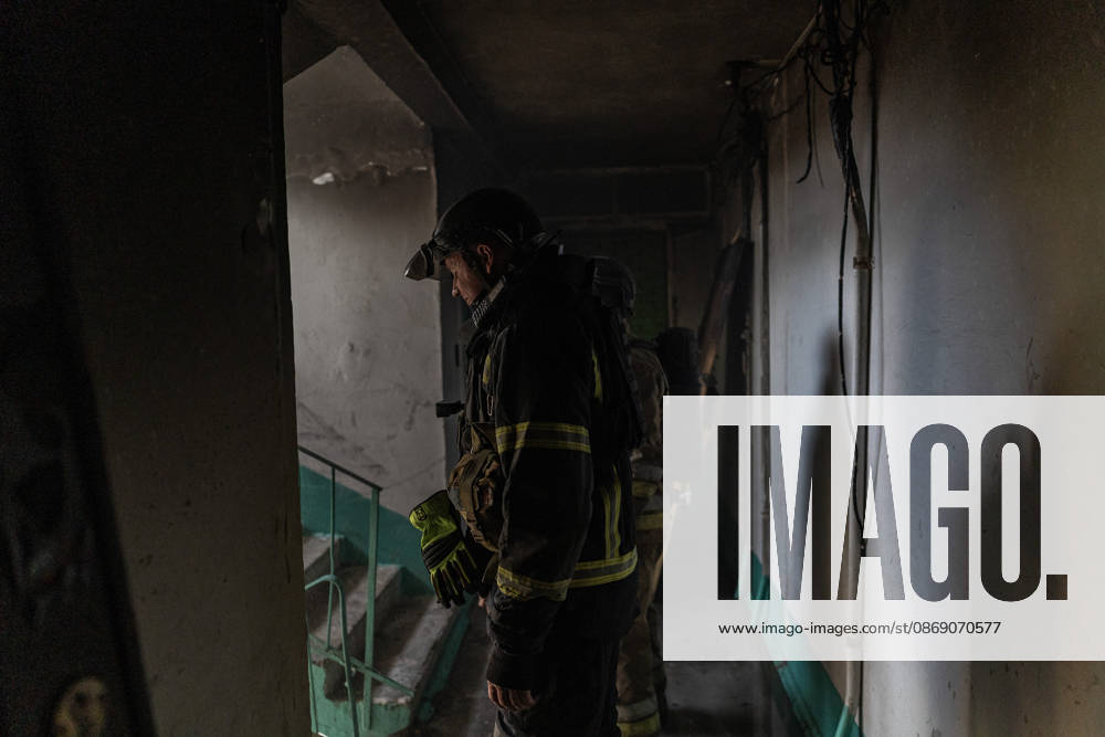 Aftermath of Russian drone strike in Ukraine KRAMATORSK, UKRAINE - OCTOBER 9: Ukrainian firefighters put out a fire after a Russian FPV drone struck a residential building in Kramatorsk, Ukraine, on 9 October 2026 Diego Herrera Carcedo Anadolu Kramatorsk Ukraine. Editorial use only. Please get in touch for any other usage.