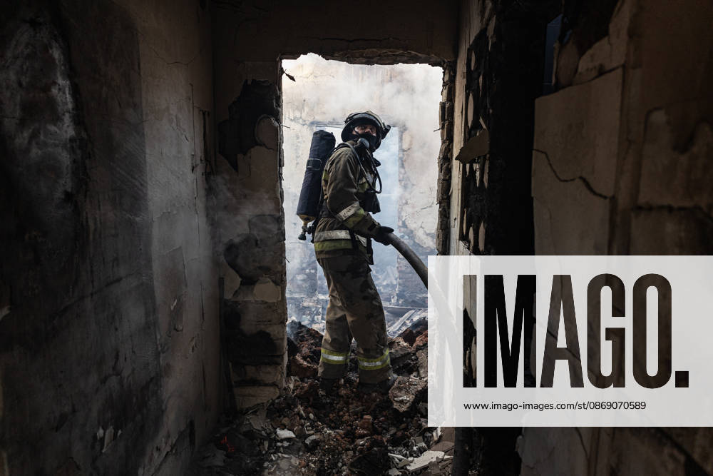 Aftermath of Russian drone strike in Ukraine KRAMATORSK, UKRAINE - OCTOBER 9: Ukrainian firefighters put out a fire in a house following a Russian drone strike in Kramatorsk, Ukraine, 9 October 2026 Diego Herrera Carcedo Anadolu Kramatorsk Ukraine. Editorial use only. Please get in touch for any other usage.
