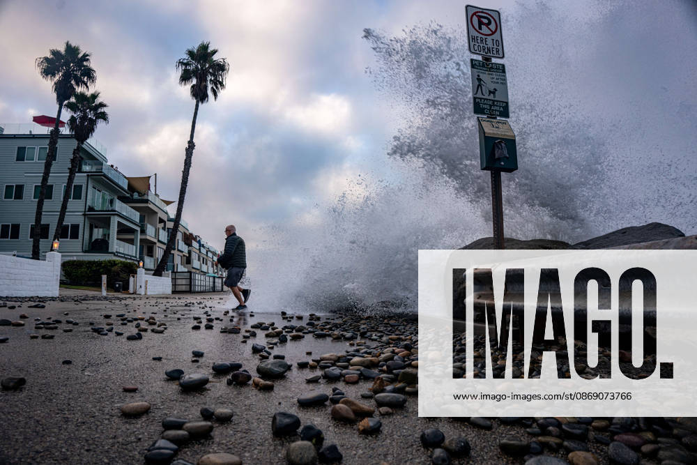 Oceanside, California, receives large waves on October 9, 2026, during a historic El NioÂ±o season. Kelvin swells have brought major damages to the coastline. Oceanside USA - ZUMAg219 20261009_znp_g219_001