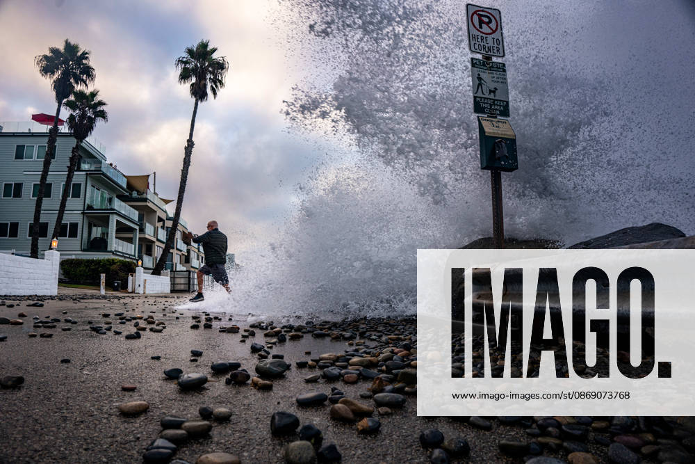 Oceanside, California, receives large waves on October 9, 2026, during a historic El Nio±o season. Kelvin swells have brought major damages to the coastline. Oceanside USA - ZUMAg219 20261009_znp_g219_002