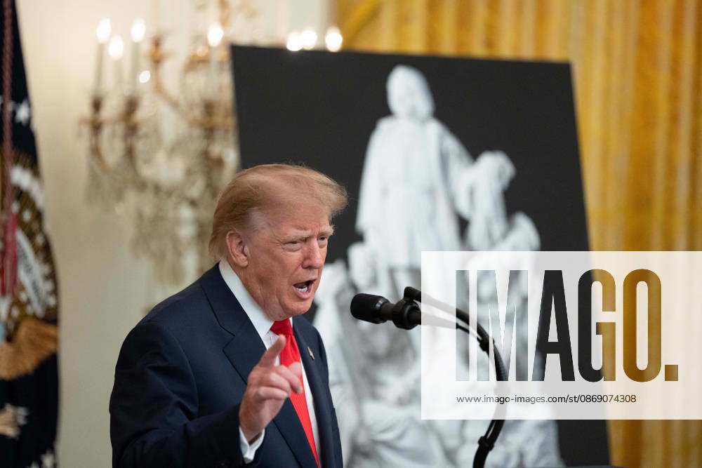 US President Donald Trump Gives Remarks - Washington DC US President Donald Trump gives remarks during an event in the East Room of the White House in Washington, DC, US, on Friday, Oct. 9, 2026. Trump is hosting a Columbus Day celebration. Photo by Aaron Schwartz Pool ABACAPRESS.COM Washington District of Columbia