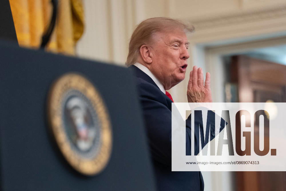US President Donald Trump Gives Remarks - Washington DC US President Donald Trump gives remarks during an event in the East Room of the White House in Washington, DC, US, on Friday, Oct. 9, 2026. Trump is hosting a Columbus Day celebration. Photo by Aaron Schwartz Pool ABACAPRESS.COM Washington District of Columbia