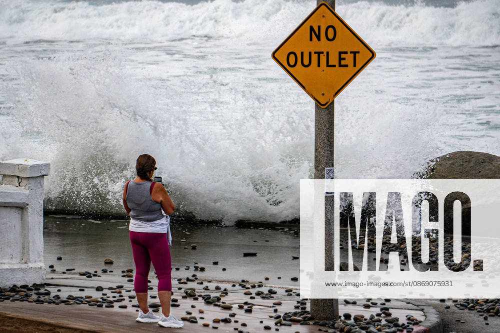 Oceanside, California, receives large waves on October 9, 2026, during a historic El Nio±o season. Kelvin swells have brought major damages to the coastline. Oceanside USA - ZUMAg219 20261009_znp_g219_003