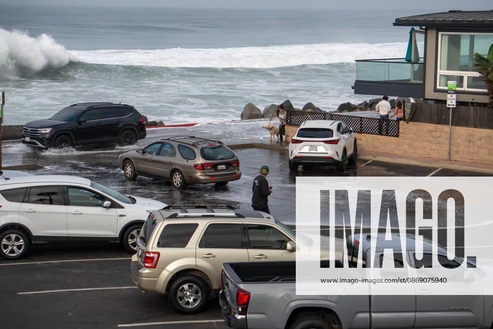 Oceanside, California, receives large waves on October 9, 2026, during a historic El Nio±o season. Kelvin swells have brought major damages to the coastline. Oceanside USA - ZUMAg219 20261009_znp_g219_004