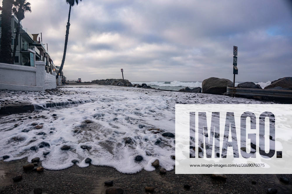 Oceanside, California, receives large waves on October 9, 2026, during a historic El Nio±o season. Kelvin swells have brought major damages to the coastline. Oceanside USA - ZUMAg219 20261009_znp_g219_005