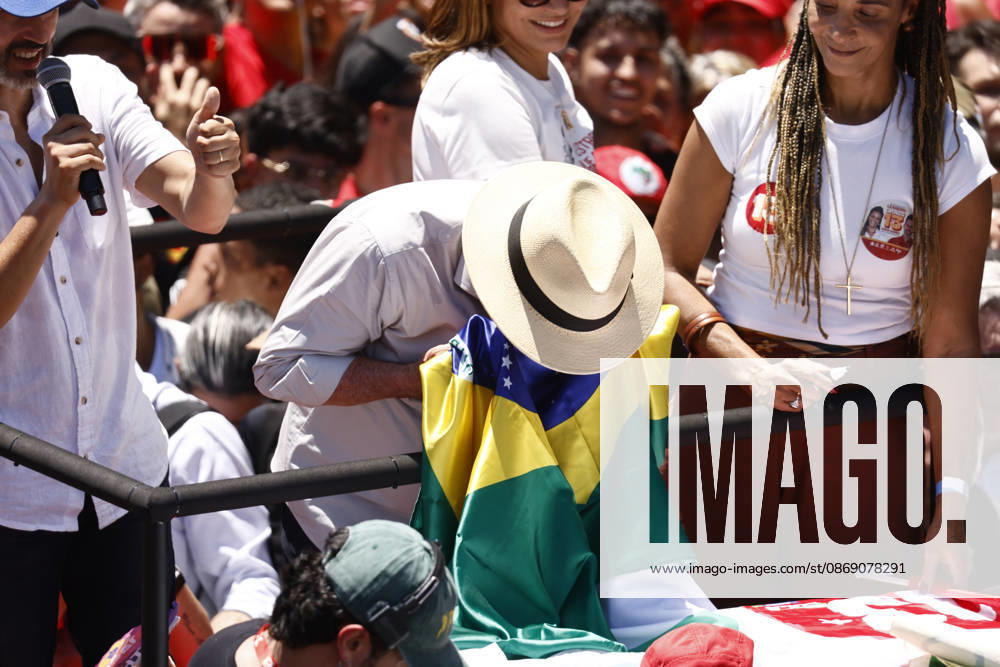 Lula takes part in a campaign motorcade in Ceilandia Brazil s President e Luiz Inacio Lula da Silva (c), who is running for reelection, kisses a Brazilian flag during a campaign motorcade with the candidate for governor of the Distrito Federal, Leandro Grass (L), and his Vice, Dora Gomes, in Ceilandia, Distrito Federal, Brazil, on October 9, 2026. Lula da Silva is heading to a runoff against right-wing senator Flavio Bolsonaro. Photo: WILTON JUNIOR ESTADAO CONTEUDO CEILANDIA DF BRAZIL
