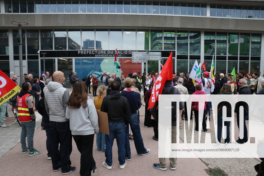 Protest outside Val-d Oise prefecture against crackdown on high school student mobilizations in France CERGY, FRANCE - OCTOBER 9: Demonstrators gather outside the Val-d Oise prefecture in Cergy, in the Paris region following a call by several trade unions and political organizations to denounce the crackdown on high school student mobilizations on October 9, 2026 in Cergy, France. Participants demand an end to repressive measures and sanctions against high school students, as well as the establishment of dialogue with students to address their demands, particularly regarding working conditions and resources allocated to education. Umit Donmez Anadolu Cergy France. Editorial use only. Please get in touch for any other usage.