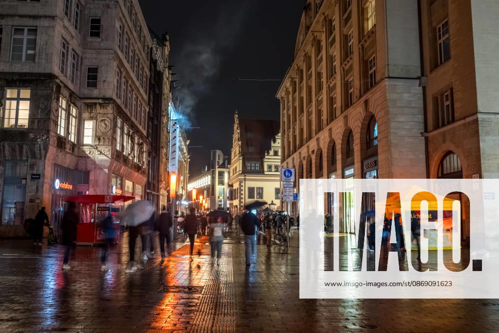Seit 2009 findet in Leipzig zur Erinnerung an die Montagsdemonstrationen im Jahr 1989 am 9. Oktober das Lichtfest statt. Licht und Kunstinstallationen illuminieren die Stadt, menschen laufen mit Kerzen durch die Stadt. Lichtfest 2026