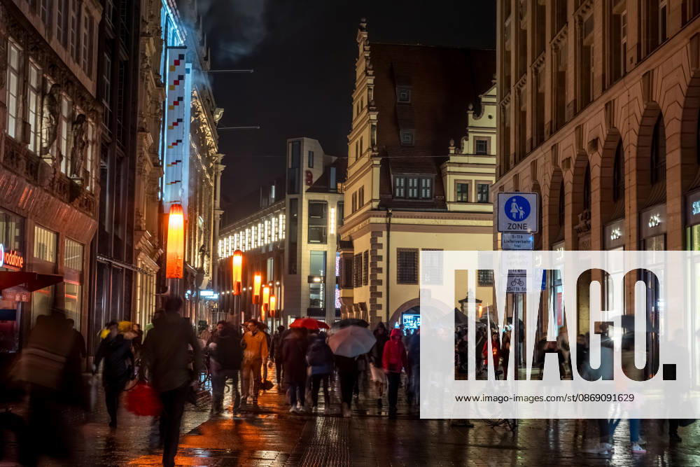 Seit 2009 findet in Leipzig zur Erinnerung an die Montagsdemonstrationen im Jahr 1989 am 9. Oktober das Lichtfest statt. Licht und Kunstinstallationen illuminieren die Stadt, menschen laufen mit Kerzen durch die Stadt. Lichtfest 2026