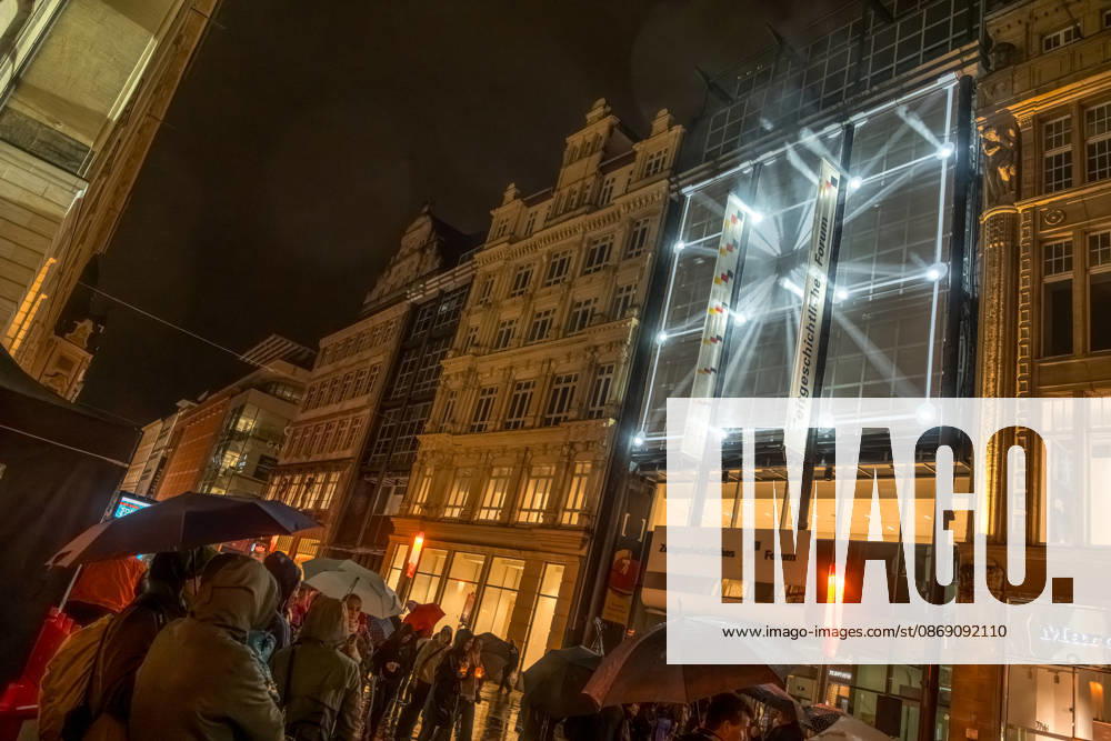 Seit 2009 findet in Leipzig zur Erinnerung an die Montagsdemonstrationen im Jahr 1989 am 9. Oktober das Lichtfest statt. Licht und Kunstinstallationen illuminieren die Stadt, menschen laufen mit Kerzen durch die Stadt. Lichtfest 2026