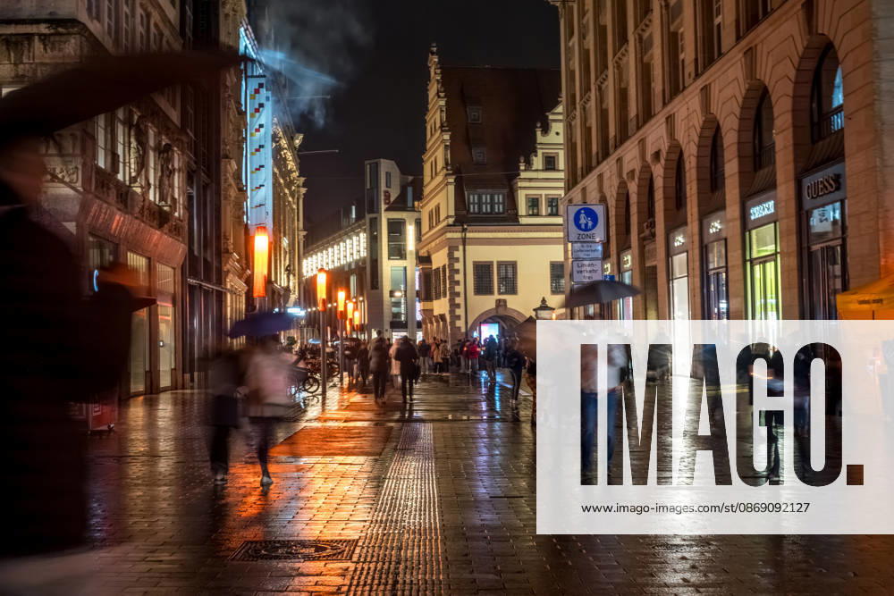Seit 2009 findet in Leipzig zur Erinnerung an die Montagsdemonstrationen im Jahr 1989 am 9. Oktober das Lichtfest statt. Licht und Kunstinstallationen illuminieren die Stadt, menschen laufen mit Kerzen durch die Stadt. Lichtfest 2026