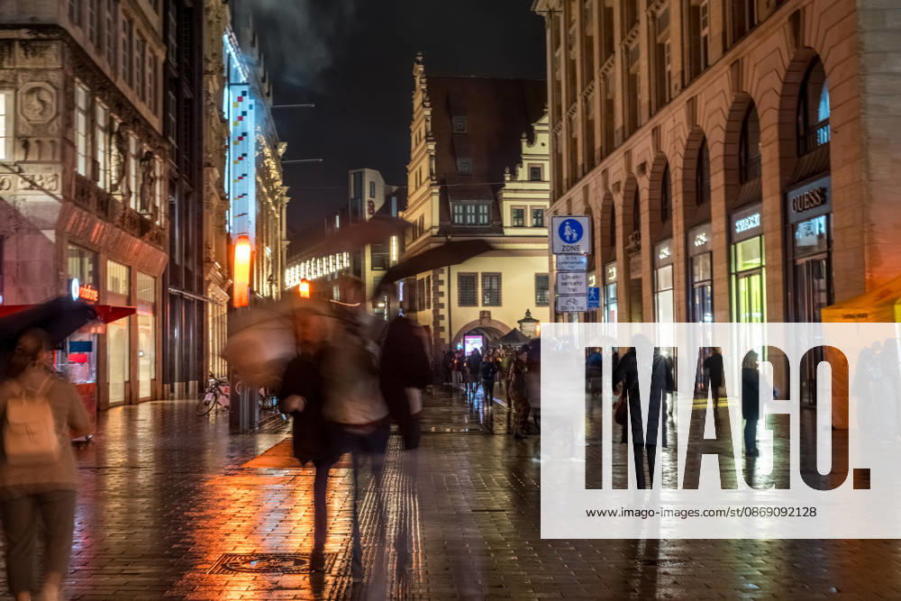 Seit 2009 findet in Leipzig zur Erinnerung an die Montagsdemonstrationen im Jahr 1989 am 9. Oktober das Lichtfest statt. Licht und Kunstinstallationen illuminieren die Stadt, menschen laufen mit Kerzen durch die Stadt. Lichtfest 2026