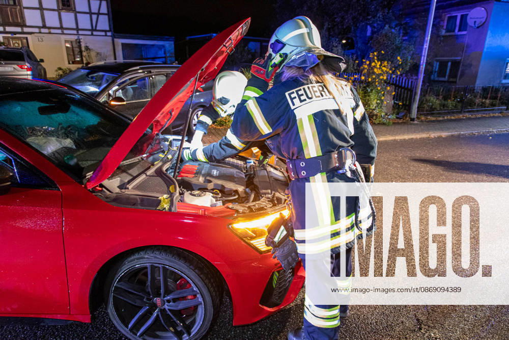 UnfallKönigswalde News ID: EN 2026-10-09 PKW kollidierten miteinander frontal zwei Verletzte Königswalde. Auf der Lindenstraße hat sich am Freitagabend ein Verkehrsunfall mit zwei PKW ereignet. Aus noch ungeklärter Ursache kollidierten gegen 21:30 Uhr ein Audi und ein VW, in einer Doppelkurve. Bei dem Unfall wurden ersten Informationen zu Folge, zwei Personen verletzt. Beide kamen jeweils mit einem Rettungswagen in ein Krankenhaus. Zwei weitere Personen blieben ersten Angaben zu Folge, unverletzt. Neben zwei Rettungswagen, einem Notarzt und der Polizei, kamen auch 20 Einsatzkräfte der Feuerwehr Königswalde sowie der diensthabende Kreisbrandmeister zum Einsatz. Diese unterstützten den Rettungsdienst, sicherten die Unfallste