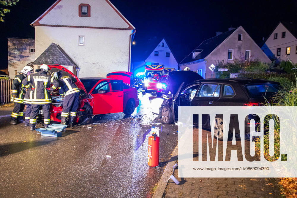 UnfallKönigswalde News ID: EN 2026-10-09 PKW kollidierten miteinander frontal zwei Verletzte Königswalde. Auf der Lindenstraße hat sich am Freitagabend ein Verkehrsunfall mit zwei PKW ereignet. Aus noch ungeklärter Ursache kollidierten gegen 21:30 Uhr ein Audi und ein VW, in einer Doppelkurve. Bei dem Unfall wurden ersten Informationen zu Folge, zwei Personen verletzt. Beide kamen jeweils mit einem Rettungswagen in ein Krankenhaus. Zwei weitere Personen blieben ersten Angaben zu Folge, unverletzt. Neben zwei Rettungswagen, einem Notarzt und der Polizei, kamen auch 20 Einsatzkräfte der Feuerwehr Königswalde sowie der diensthabende Kreisbrandmeister zum Einsatz. Diese unterstützten den Rettungsdienst, sicherten die Unfallste