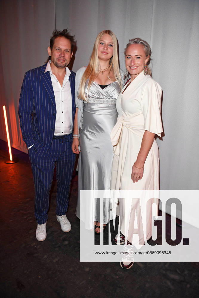 Eva Mona Rodekirchen mit Ehemann Björn Geske und Tochter Martha Geske bei der KINDERSCHUTZENGEL E.V. GALA 2026 im Spindler & Klatt in Berlin am 09.10.2026