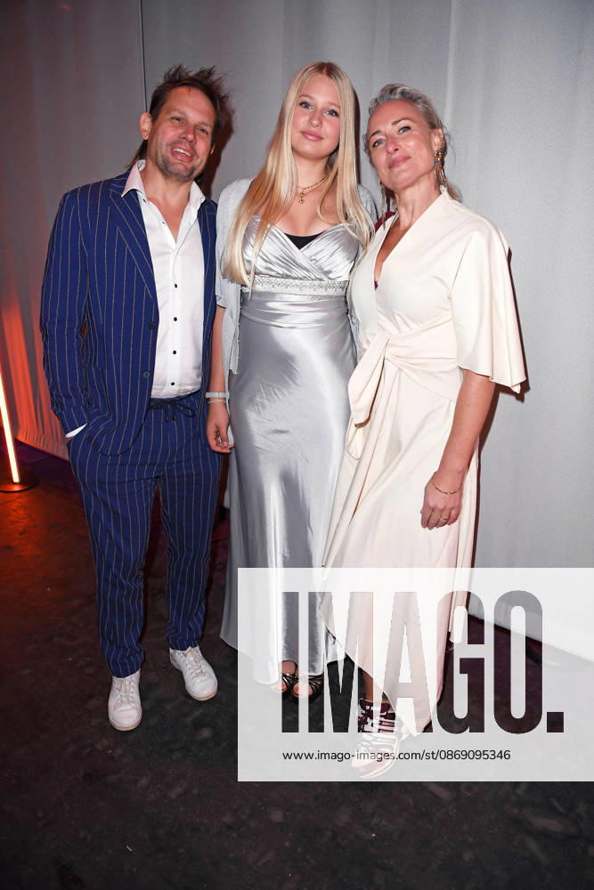 Eva Mona Rodekirchen mit Ehemann Björn Geske und Tochter Martha Geske bei der KINDERSCHUTZENGEL E.V. GALA 2026 im Spindler & Klatt in Berlin am 09.10.2026