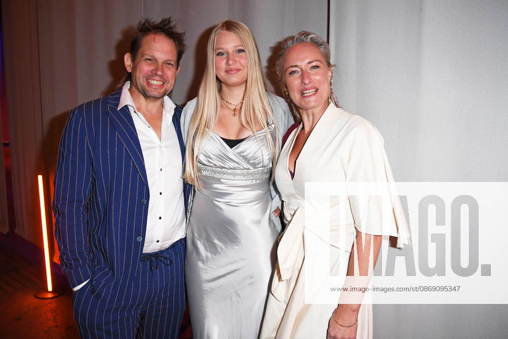 Eva Mona Rodekirchen mit Ehemann Björn Geske und Tochter Martha Geske bei der KINDERSCHUTZENGEL E.V. GALA 2026 im Spindler & Klatt in Berlin am 09.10.2026