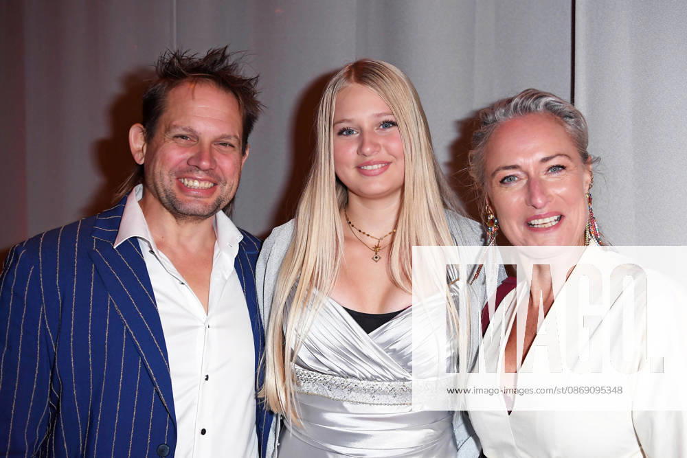Eva Mona Rodekirchen mit Ehemann Björn Geske und Tochter Martha Geske bei der KINDERSCHUTZENGEL E.V. GALA 2026 im Spindler & Klatt in Berlin am 09.10.2026