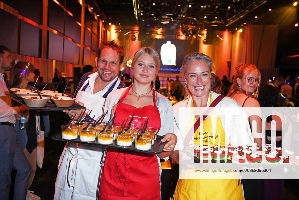 Eva Mona Rodekirchen mit Ehemann Björn Geske und Tochter Martha Geske bei der KINDERSCHUTZENGEL E.V. GALA 2026 im Spindler & Klatt in Berlin am 09.10.2026