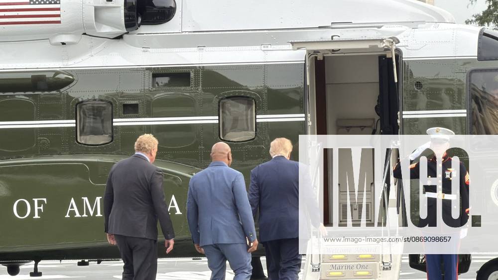 US President Trump departs White House by helicopter with Mike Tyson WASHINGTON, D.C., UNITED STATES - OCTOBER 9: US President Donald Trump departs the White House by helicopter with former heavyweight boxing champion Mike Tyson as part of his midterm election campaign activities, in Washington, DC, on October 9, 2026. Can Hasasu Anadolu Washington, DC United States. Editorial use only. Please get in touch for any other usage.