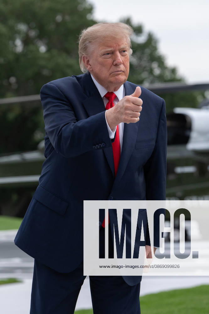 President Donald Trump gives a thumbs up to members of the media on the South Lawn of the White House before boarding Marine One in Washington, DC on Friday, Oct. 9, 2026. Trump is heading to Syracuse on Friday to boost Republican gubernatorial candidate Bruce Blakeman, who is trailing Governor Kathy Hochul in polls ahead of November s election. WASP20261009153 AaronxSchwartz