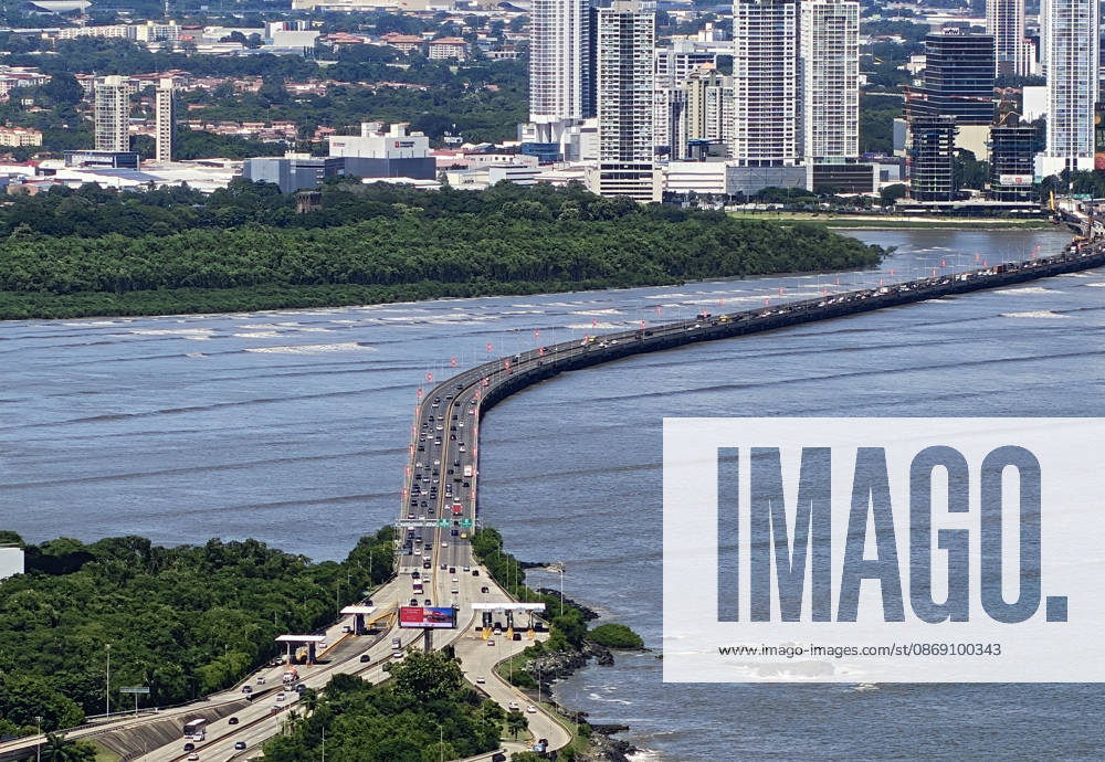(261009) -- PANAMA CITY, Oct. 9, 2026 -- Vehicles run at a coastal expressway following an earthquake in Panama City, Panama, Oct. 9, 2026. A major earthquake struck Panama on Friday. ) PANAMA-PANAMA CITY-EARTHQUAKE LixJiaxu
