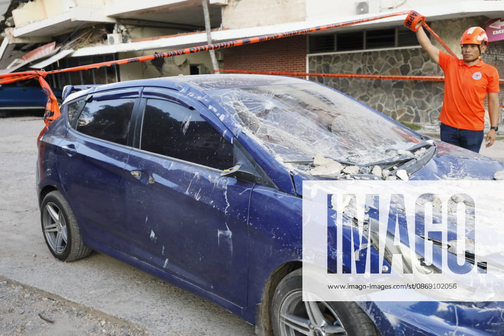 (261009) -- PENONOME(PANAMA), Oct. 9, 2026 -- A rescuer stands beside a damaged vehicle after an earthquake in Penonome, central Cocle Province of Panama, Oct. 9, 2026. A major earthquake struck Panama on Friday. (Photo by Xinhua) PANAMA-PENONOME-EARTHQUAKE DanielxGonzalez