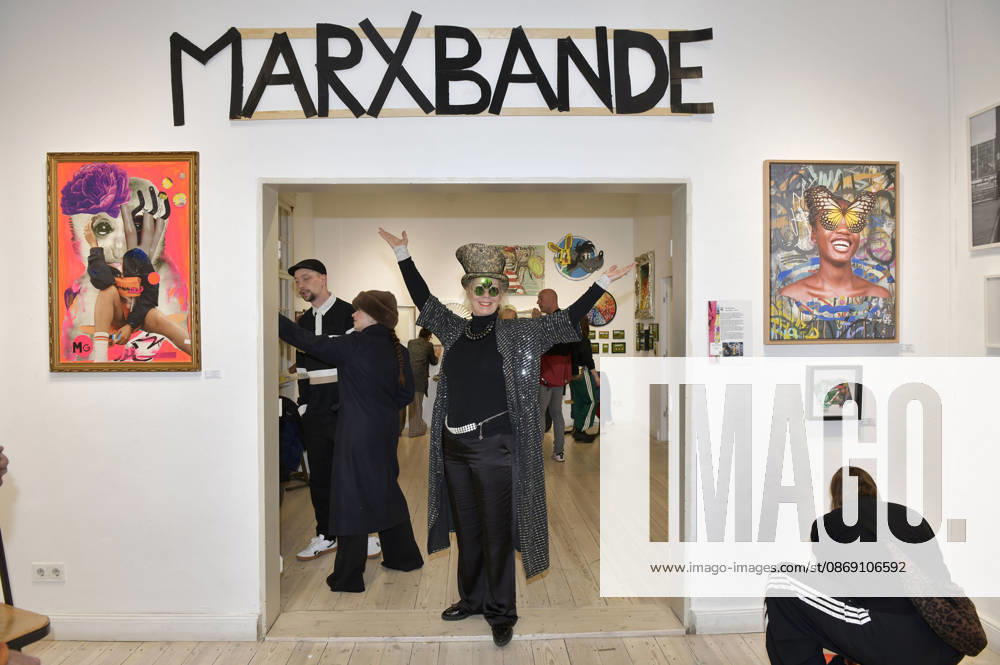 Sylke Bach bei der Vernissage der 4. Pop-up-Ausstellung der M.A.R.X.-Bande in der Galerie GlogauAIR. Berlin