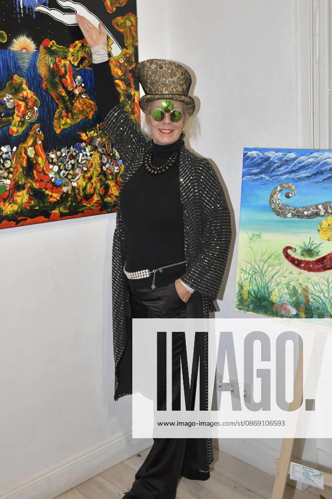 Sylke Bach bei der Vernissage der 4. Pop-up-Ausstellung der M.A.R.X.-Bande in der Galerie GlogauAIR. Berlin