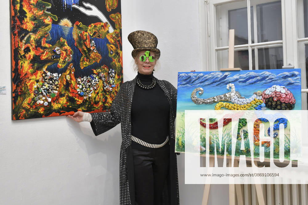 Sylke Bach bei der Vernissage der 4. Pop-up-Ausstellung der M.A.R.X.-Bande in der Galerie GlogauAIR. Berlin