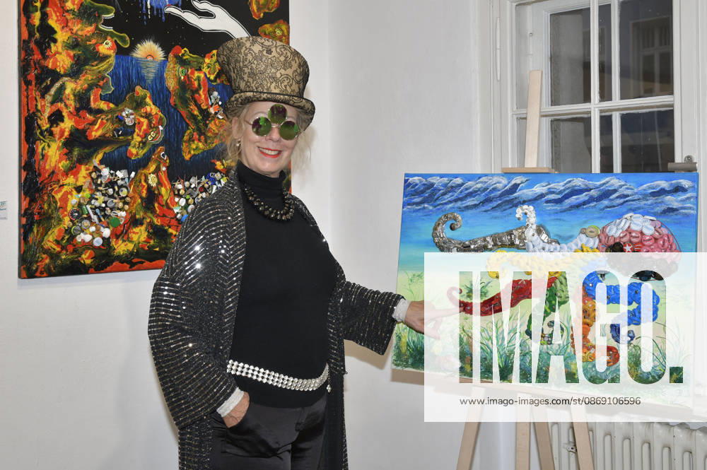 Sylke Bach bei der Vernissage der 4. Pop-up-Ausstellung der M.A.R.X.-Bande in der Galerie GlogauAIR. Berlin