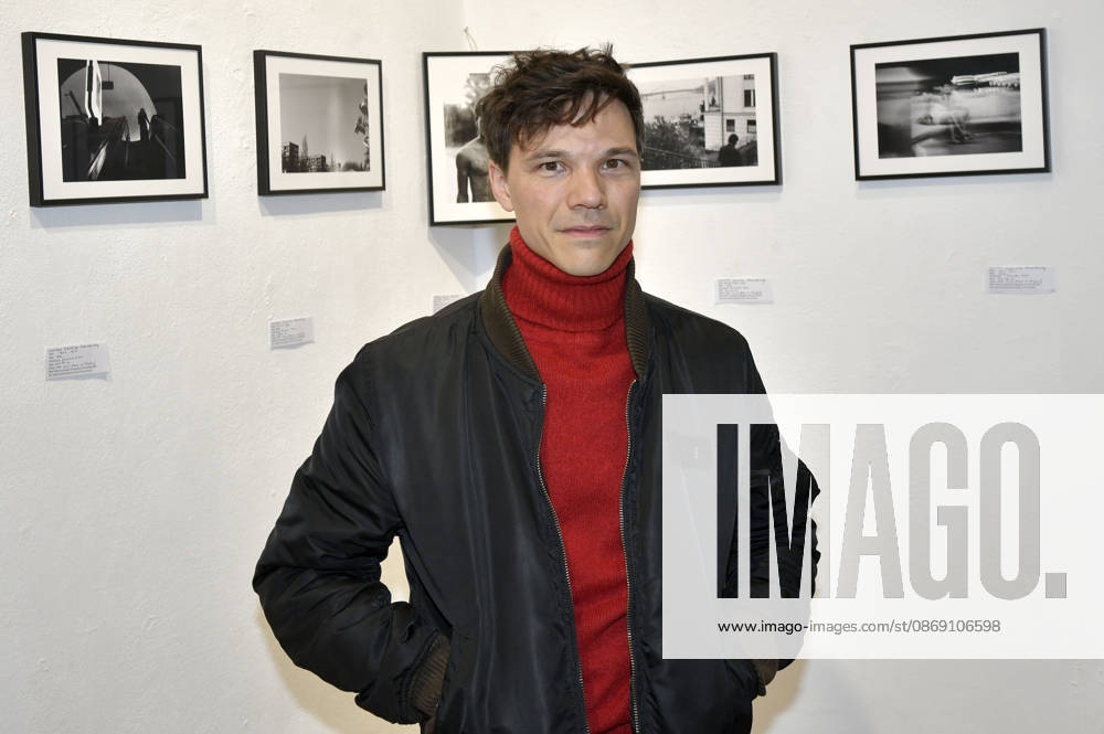 Sebastian Urzendowsky bei der Vernissage der 4. Pop-up-Ausstellung der M.A.R.X.-Bande in der Galerie GlogauAIR. Berlin