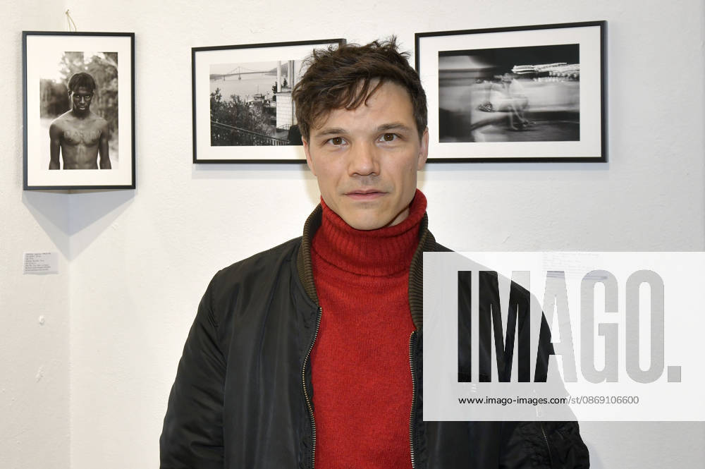 Sebastian Urzendowsky bei der Vernissage der 4. Pop-up-Ausstellung der M.A.R.X.-Bande in der Galerie GlogauAIR. Berlin