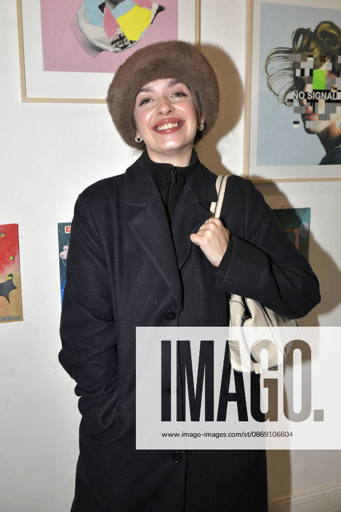 Nellie Thalbach bei der Vernissage der 4. Pop-up-Ausstellung der M.A.R.X.-Bande in der Galerie GlogauAIR. Berlin